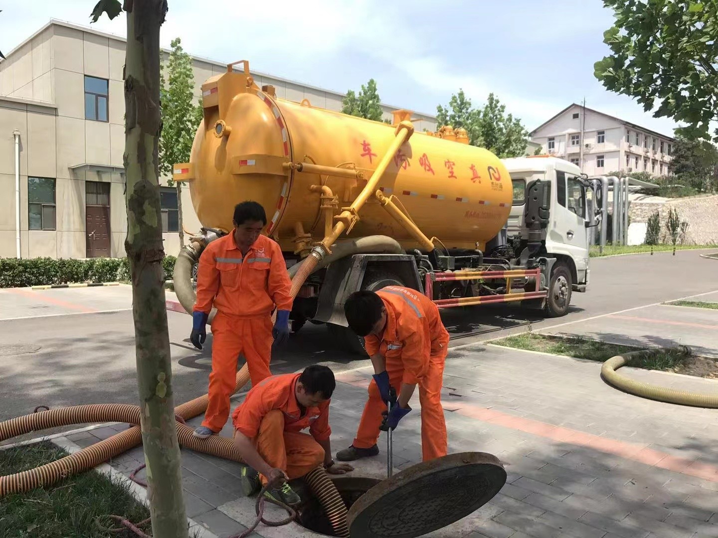 罗甸管道疏通车停在窨井附近