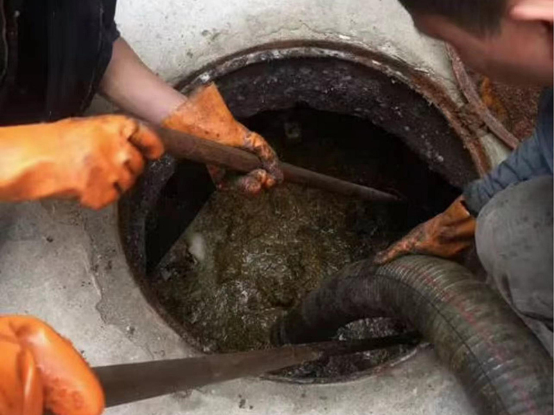 罗甸清理化粪池时如何避免沼气的危害？